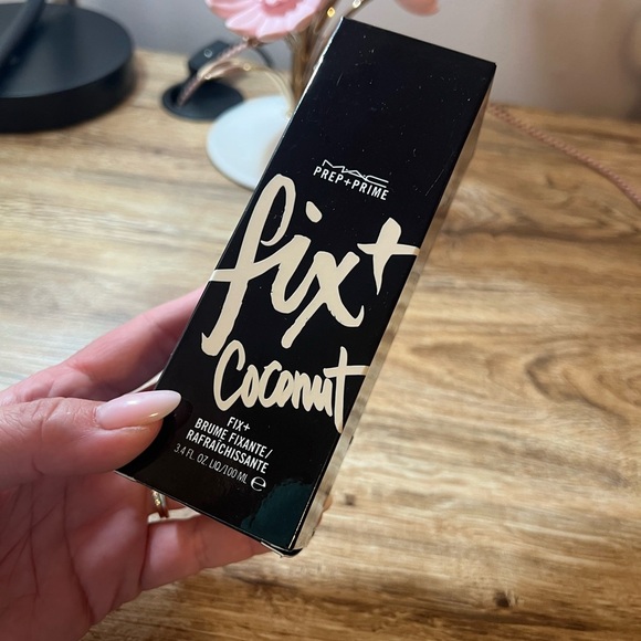 MAC COSMETICS • PREP + PRIME FIX+ • COCONUT SETTING SPRAY - Picture 1 of 6